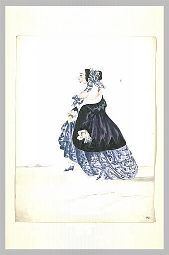 Dame vêtue d'une robe, marchant vers la gauche en relevant sa jupe