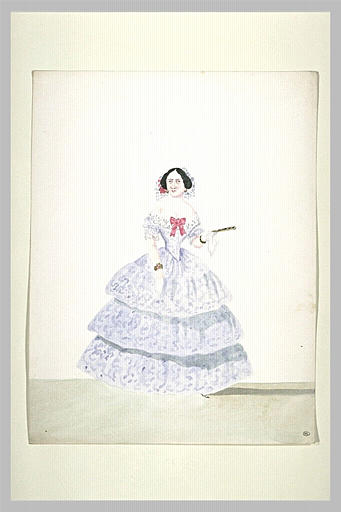 Femme brune, en robe de soirée, un éventail à la main gauche