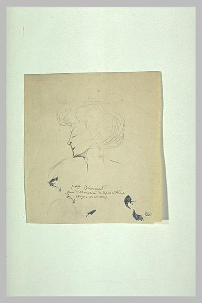 Tête de femme, de profil à gauche, cheveux bouffant en chignon ; Melle Dharcourt dans L'Adversaire de Capus et Arène (Figraro 23 oct. 1903) (titre inscrit)