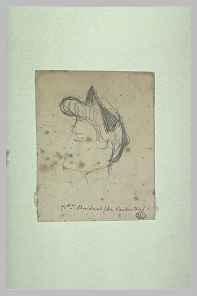 Tête de femme, de profil à gauche, cheveux ramenés en coque