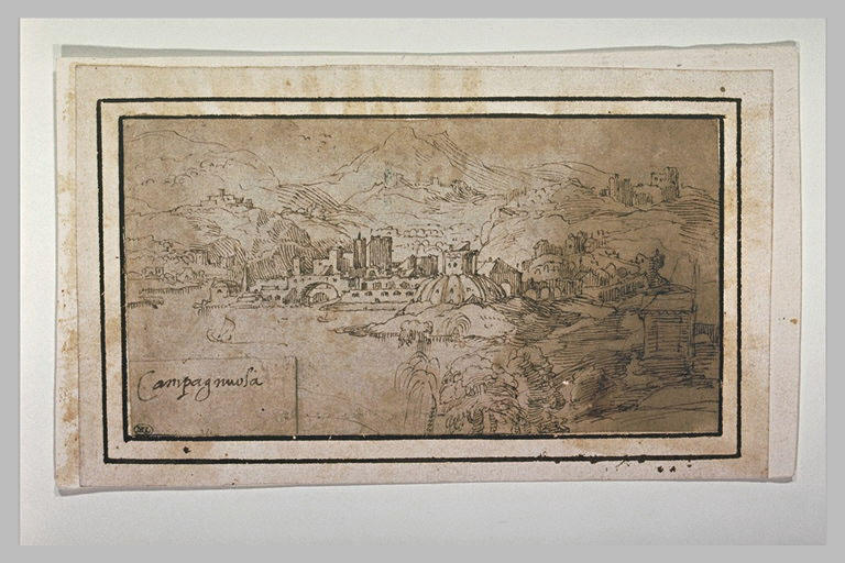 Vue d'une ville au bord d'un lac et au pied de montagnes élevées