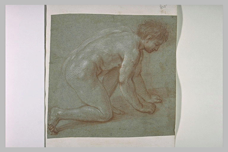 Un homme nu , posant les deux mains et un genou à terre