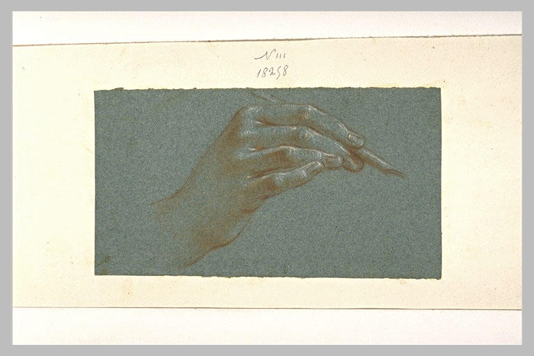 Une main tenant une plume