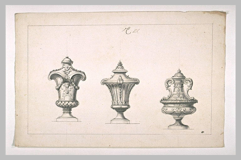 Trois vases décoratifs