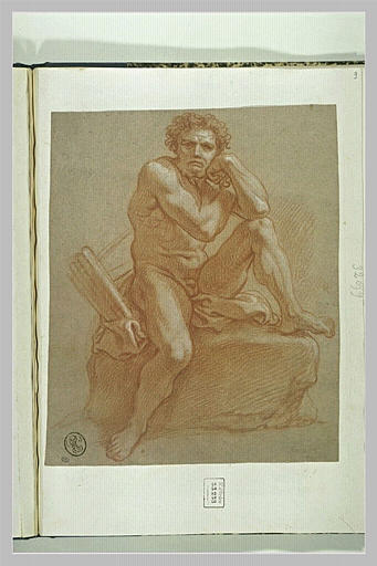 Un homme nu, assis sur un rocher, vu de face