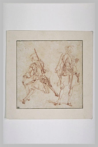 Deux soldats en costume de la garde française, l'un assis, l'autre debout