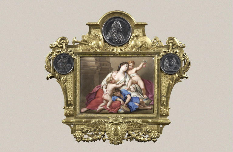 Jeune femme entourée de trois enfants