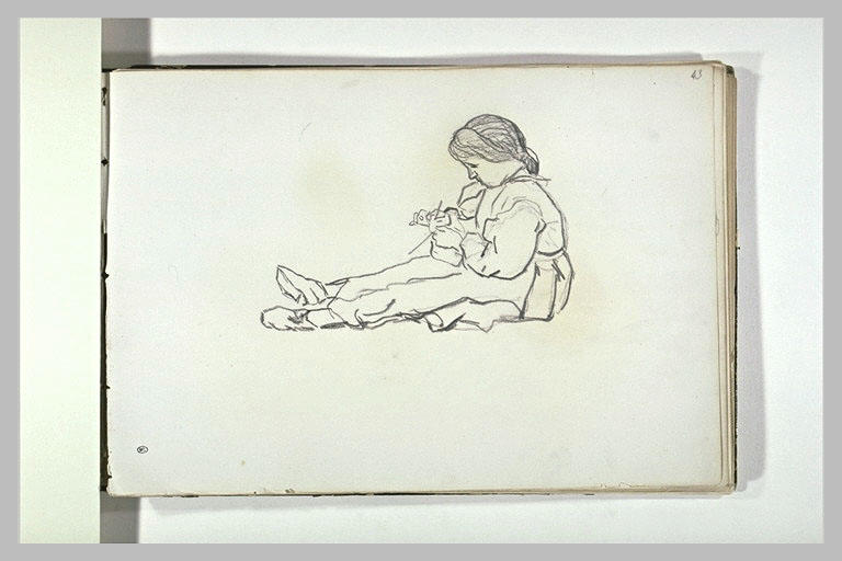 Fillette assise à terre