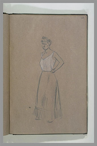 Jeune femme en chemise, à demi allongée sur un lit