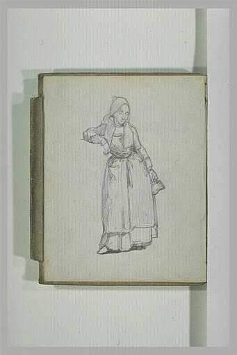 Femme tenant une cruche de la main gauche