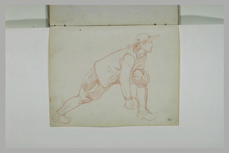 Breton vu de profil, en appui sur sa jambe gauche, lançant une boule de bois