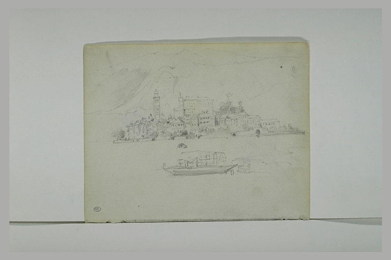 Ville au bord de l'eau près de montagnes