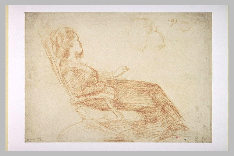Femme étendue dans un rocking-chair, de profil à droite