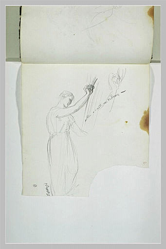 Femme écartant un rideau