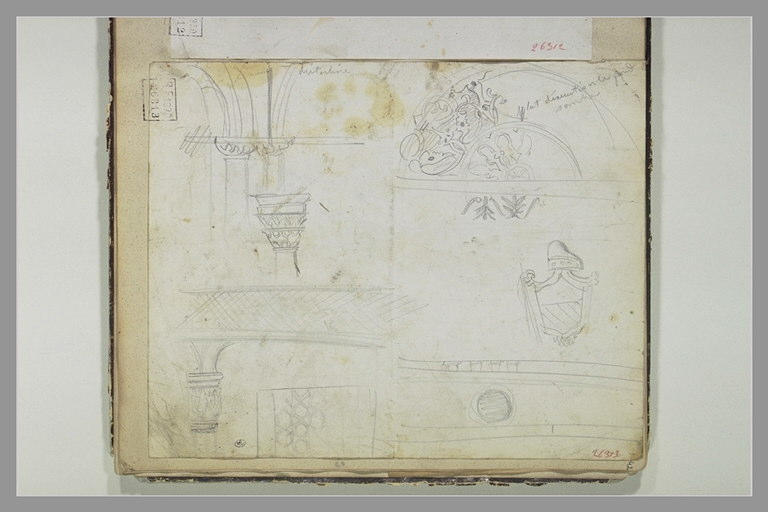 Détails d'architecture : arcs à colonnes, pilier ; toit ; ornement ; écusson