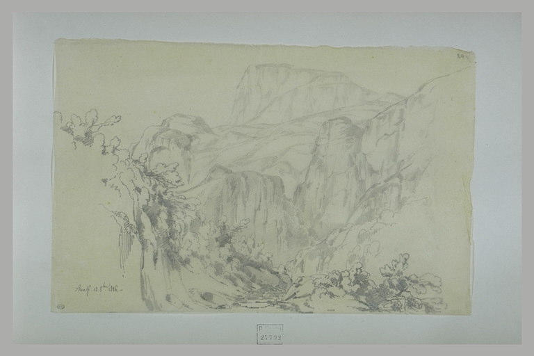 Ravin dominé par des rochers, à Amalfi