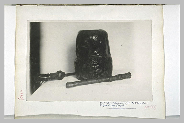 Un pot à tabac et deux poignards