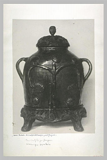 Un vase avec deux anses