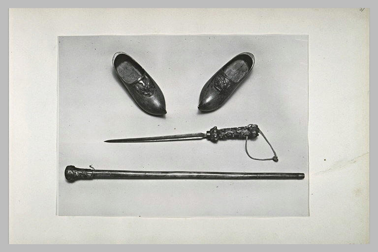 Deux sabots, un poignard, une canne