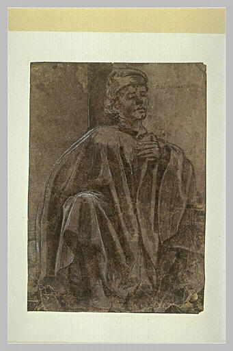 Homme coiffé d'un bonnet, drapé dans un grand manteau, assis à terre