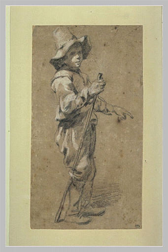 Petit berger debout, de profil, à droite, tenant un bâton de sa main gauche