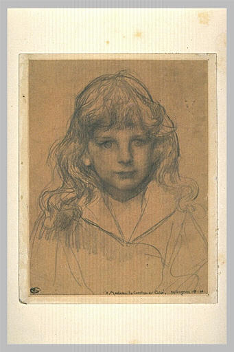 Portrait d'enfant aux cheveux longs et bouclés retombant sur ses épaules