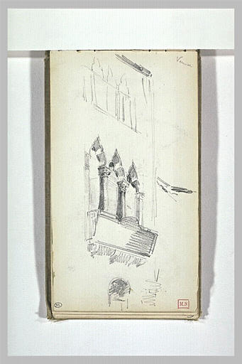 Détail d'une façade avec des fenêtres trilobées, à Venise