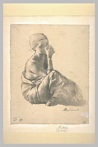 Jeune fille assise, poitrine nue, jambes repliées, de trois quarts à droite