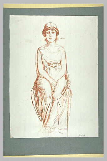 Femme assise de face, les cheveux coiffés en macarons, vêtue d'une tunique