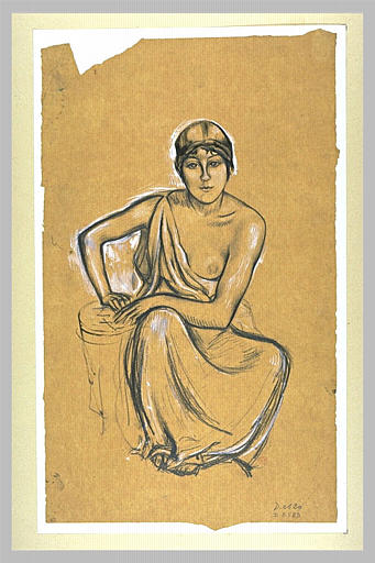 Femme assise de face, vêtue d'une tunique dégageant son épaule gauche, ...