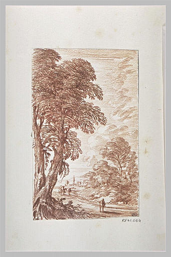 Figure sur une route bordée d'arbres