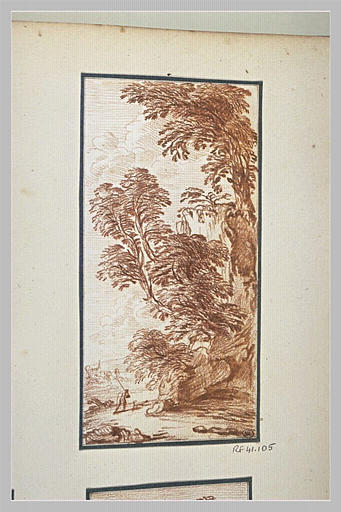 Personnage près d'un groupe de grands arbres en hauteur