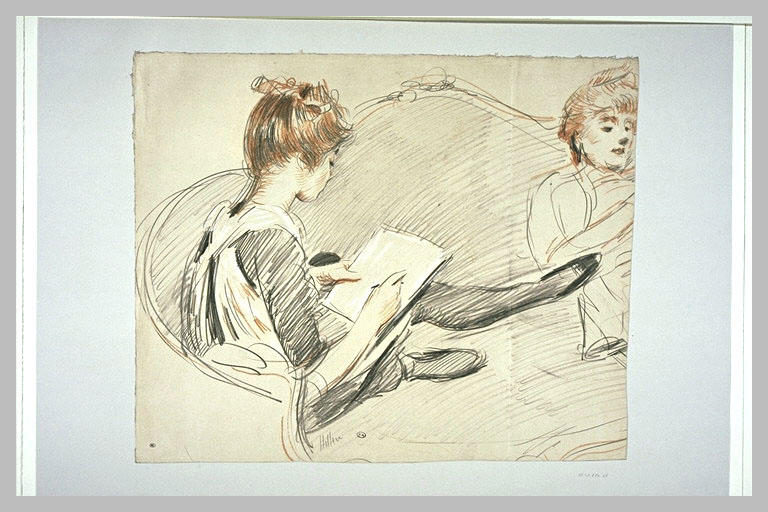 Paulette assise à l'extrémité d'un canapé près de sa mère