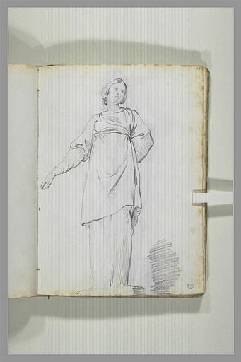 Statue de femme debout, drapée, vue en contre-plongée, son bras droit...