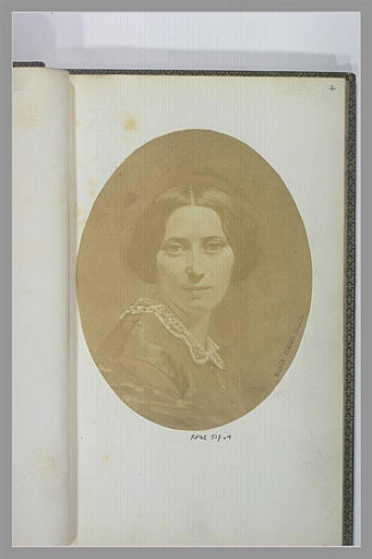 Jeune femme en buste, vue de face