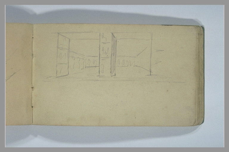 Architecture vue par deux ouvertures séparées par un pilier