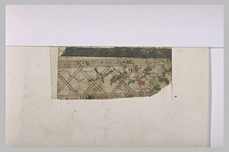 Treillis avec un oiseau et des fleurs