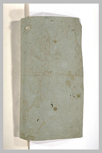 Enfant nu, agenouillé, tendant les bras vers la droite, et deux têtes