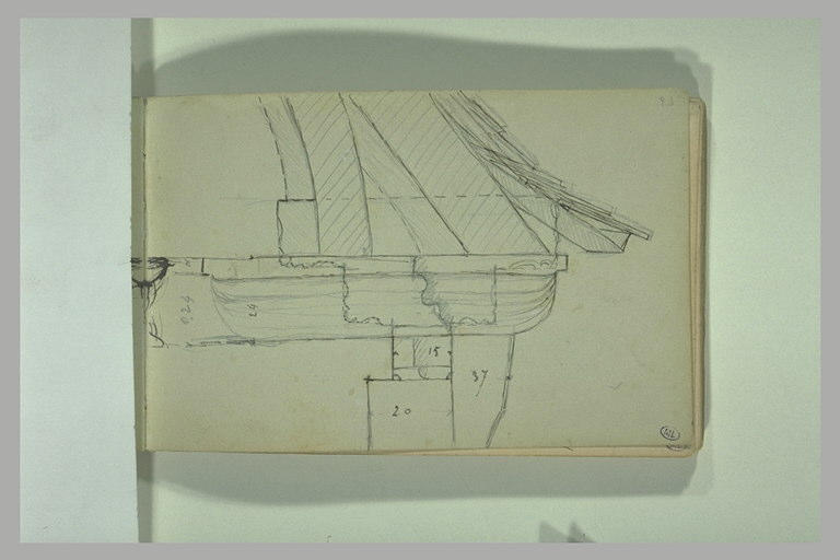Vue en coupe d'une poutre médiévale sculptée d'une tête d'animal