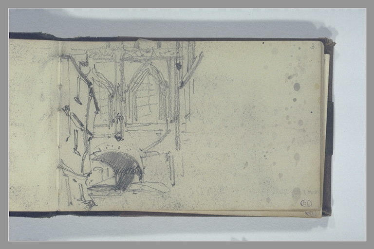 Bas d'une façade avec un passage voûté