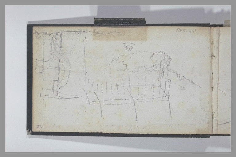 Plan ; grille et massif d'arbres