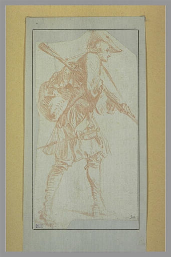 Soldat armé d'un fusil et d'une épée, marchant vers la droite