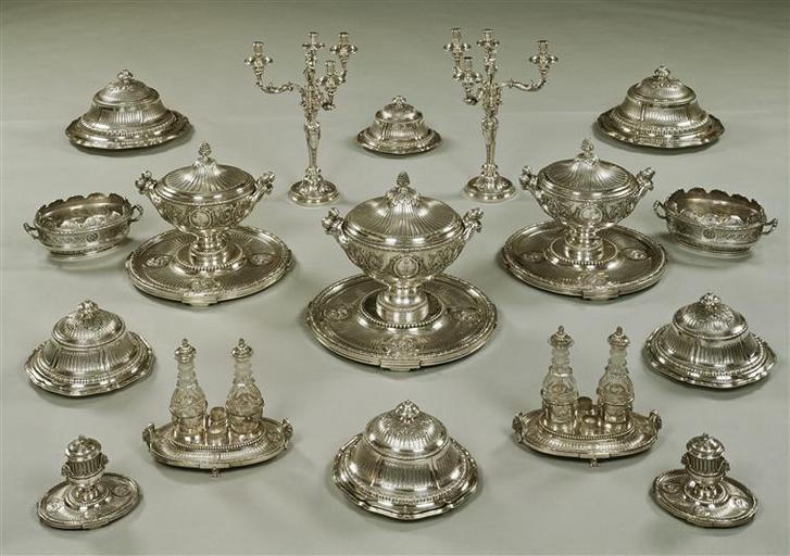 Service du roi d'Angleterre George III : Pot à oille avec ses couvercle, doublure et plateau, d'une paire