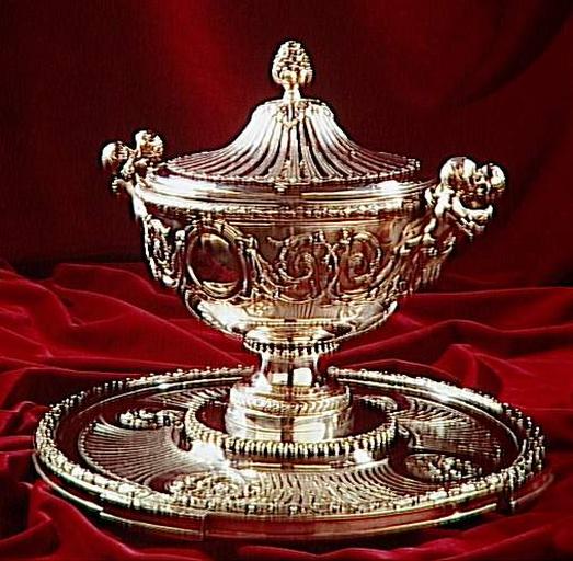 Service du roi d'Angleterre George III : Grand pot à oille avec ses couvercle, plateau et doublure.