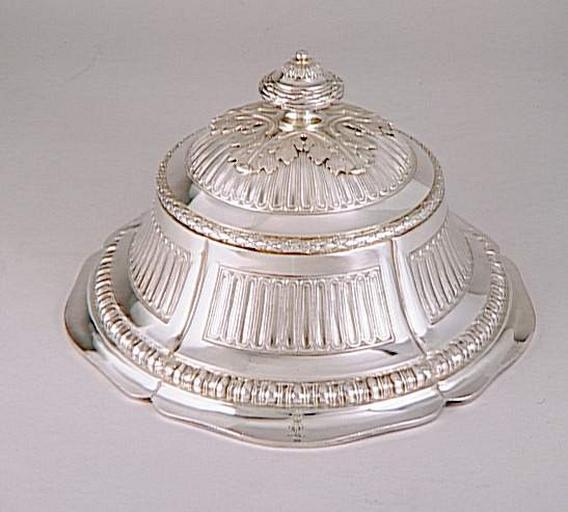 Service du roi d'Angleterre George III : grande cloche circulaire, d'une paire