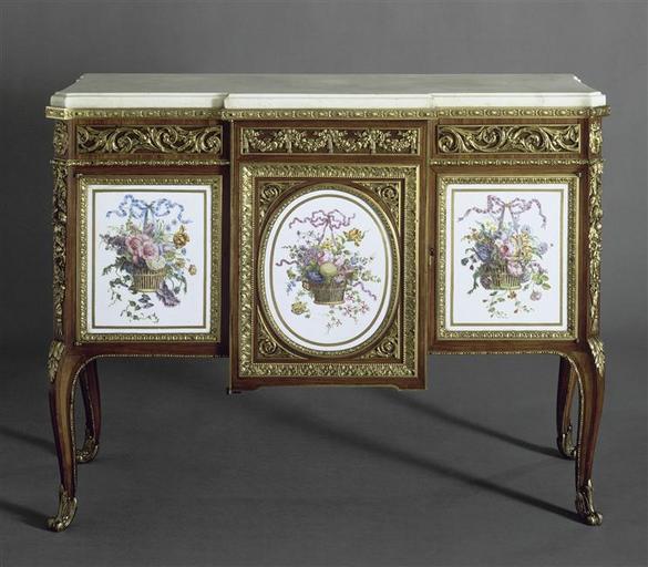 Commode à trois vantaux ornée de 5 plaques en porcelaine