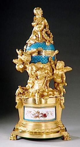 Pendule ornée d'une plaque de porcelaine sur le socle