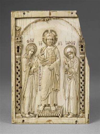 Plaque en ivoire Le Christ entouré de la Vierge et saint Jean, Byzance XIIe