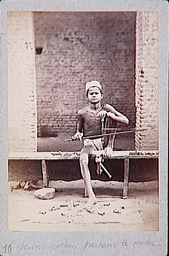 Jeune garçon indien perçant le métal