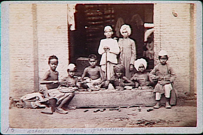 Groupe de jeunes graveurs indiens